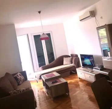 Svijetla dnevna soba sa garniturom za sjedenje, televizorom i klub stolom. - image 8