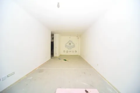 Prazna prostorija u izgradnji sa bijelim zidovima. - image 3