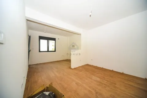 Prazna neopremljena prostorija sa drvenim podom i prozorom. - image 6
