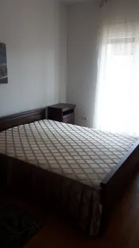 Spavaća soba sa bračnim krevetom i noćnim stočićem. - image 5