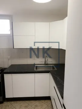 Manja kuhinja sa bijelim elementima i tamnom radnom površinom. - image 4