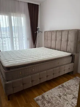 Moderna spavaća soba sa bračnim krevetom i svijetlim enterijerom. - image 7