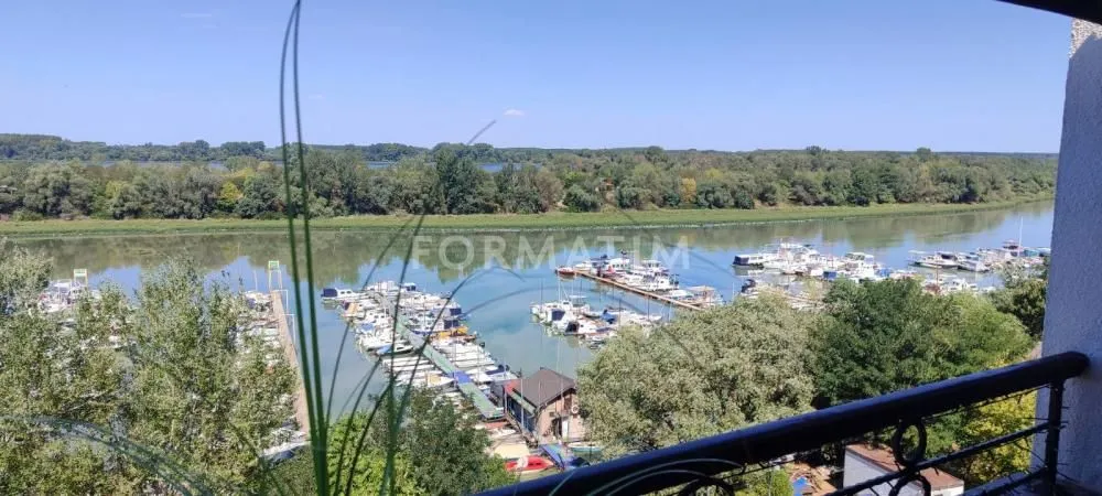 Pogled sa terase na reku i marinu sa brodovima.