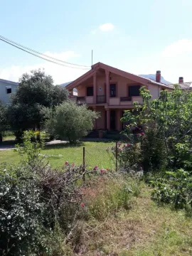 Dvospratna kuća sa prostranim dvorištem okružena zelenilom. - image 6