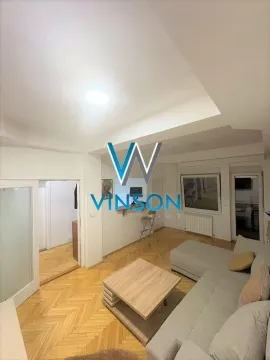 Dnevna soba sa garniturom i drvenim podom. - image 4