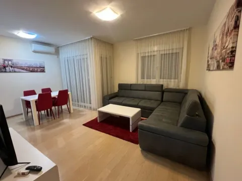 Izdavanje, jednosoban stan, 54m², City Kvart, Podgorica - image 1