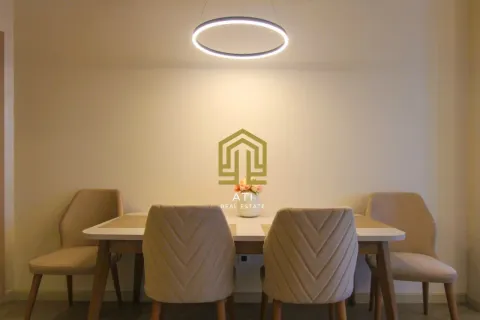 Trpezarija sa stolom, stolicama i modernim visecim lusterom. - image 5