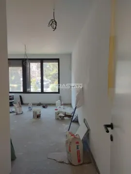 Neopremljena prostorija u fazi renoviranja sa građevinskim materijalom i prozorima. - image 8