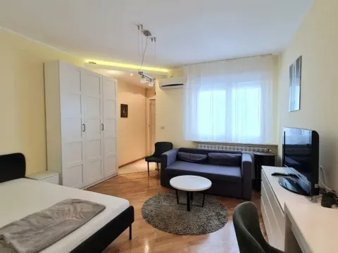 Izdavanje, jednosoban stan, 25m², Vračar, Šid - image 1