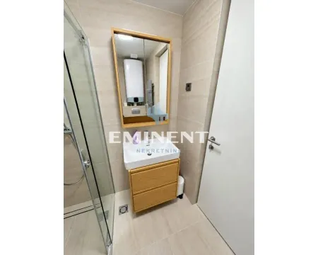 Modern bathroom equipped with a washbasin, mirror and walk-in shower. - image 4
