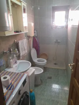 Praktično kupatilo sa veš mašinom i sanitarijama. - image 11