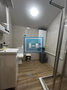 Kupatilo opremljeno tuš kabinom, umivaonikom i wc šoljom. - image 14