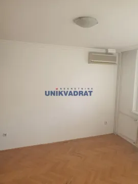 Prazna soba sa parketom i klima uređajem na zidu. - image 5