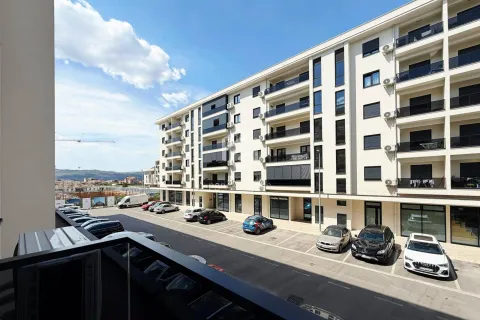 Pogled sa terase na spoljašnji dio zgrade i parking. - image 18