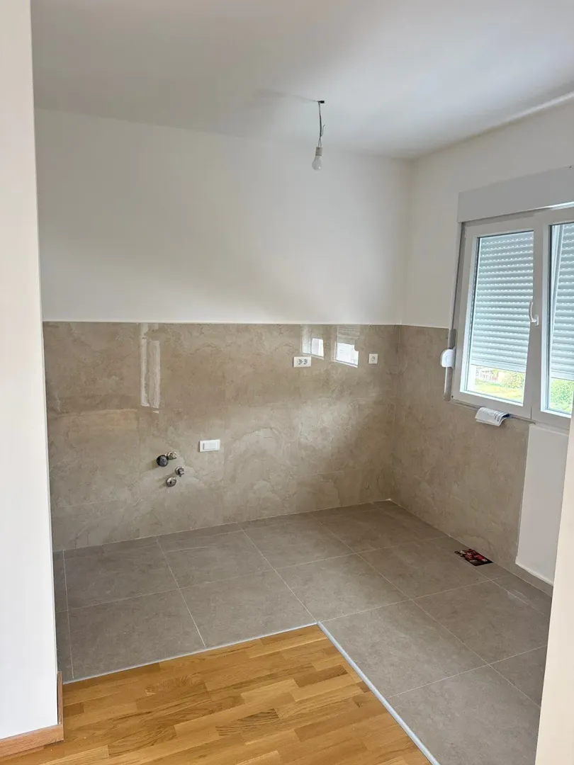 Unfurnished kitchen with ceramic tiles and a window.