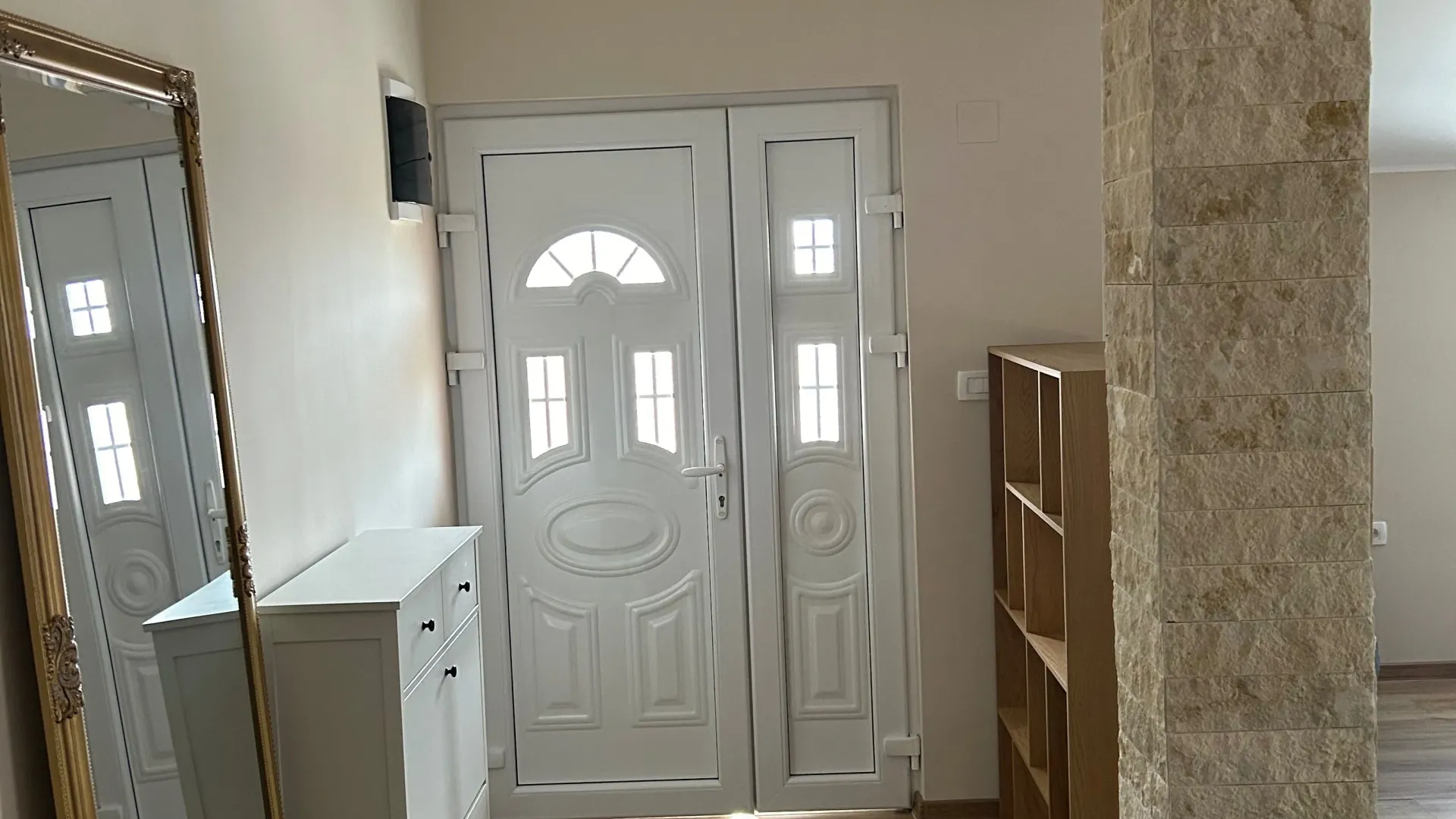 Izdavanje, dvosoban stan, 80m², Murtovina, Podgorica