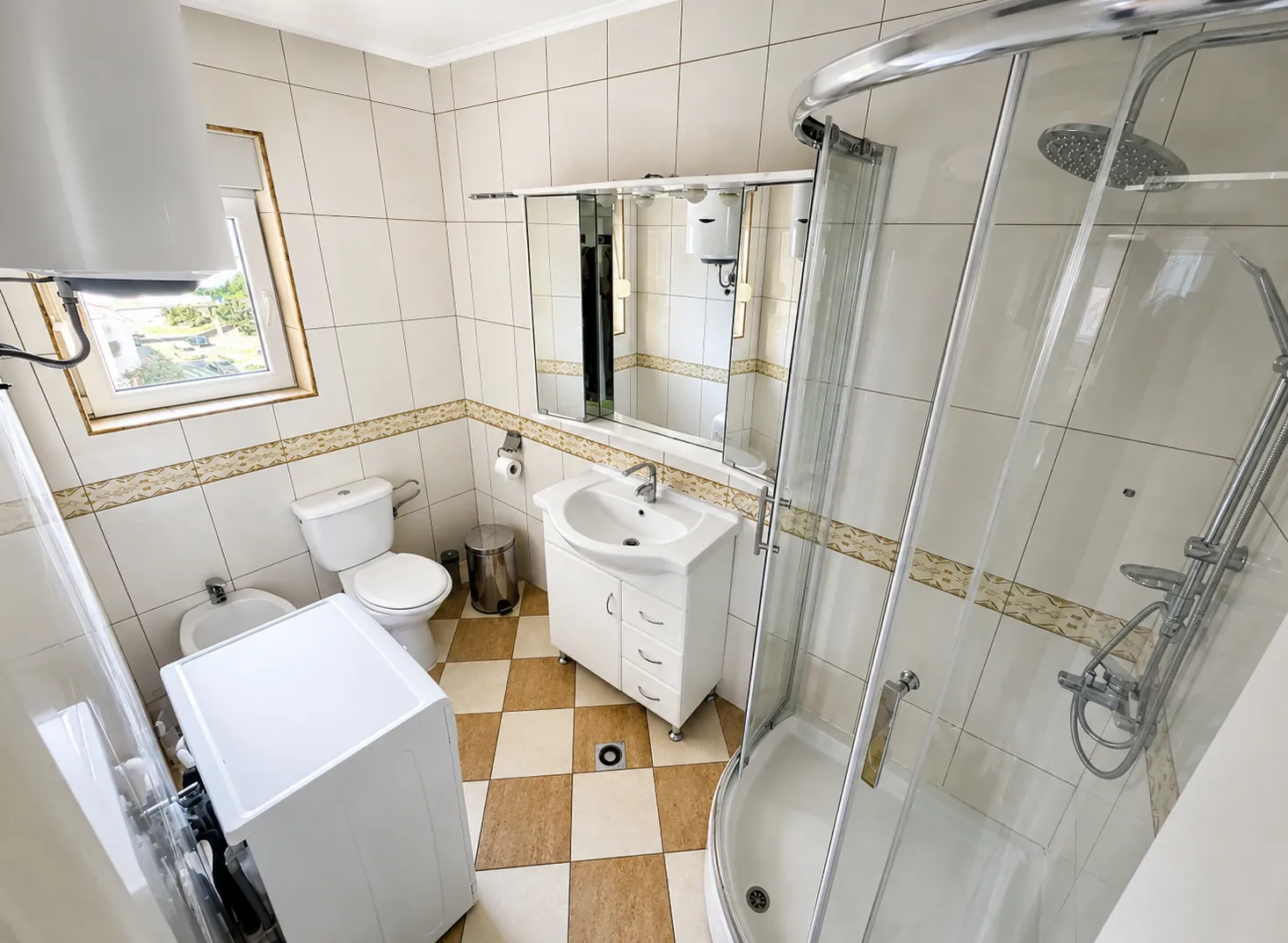 Izdavanje, jednosoban stan, 75m², Centar, Tivat