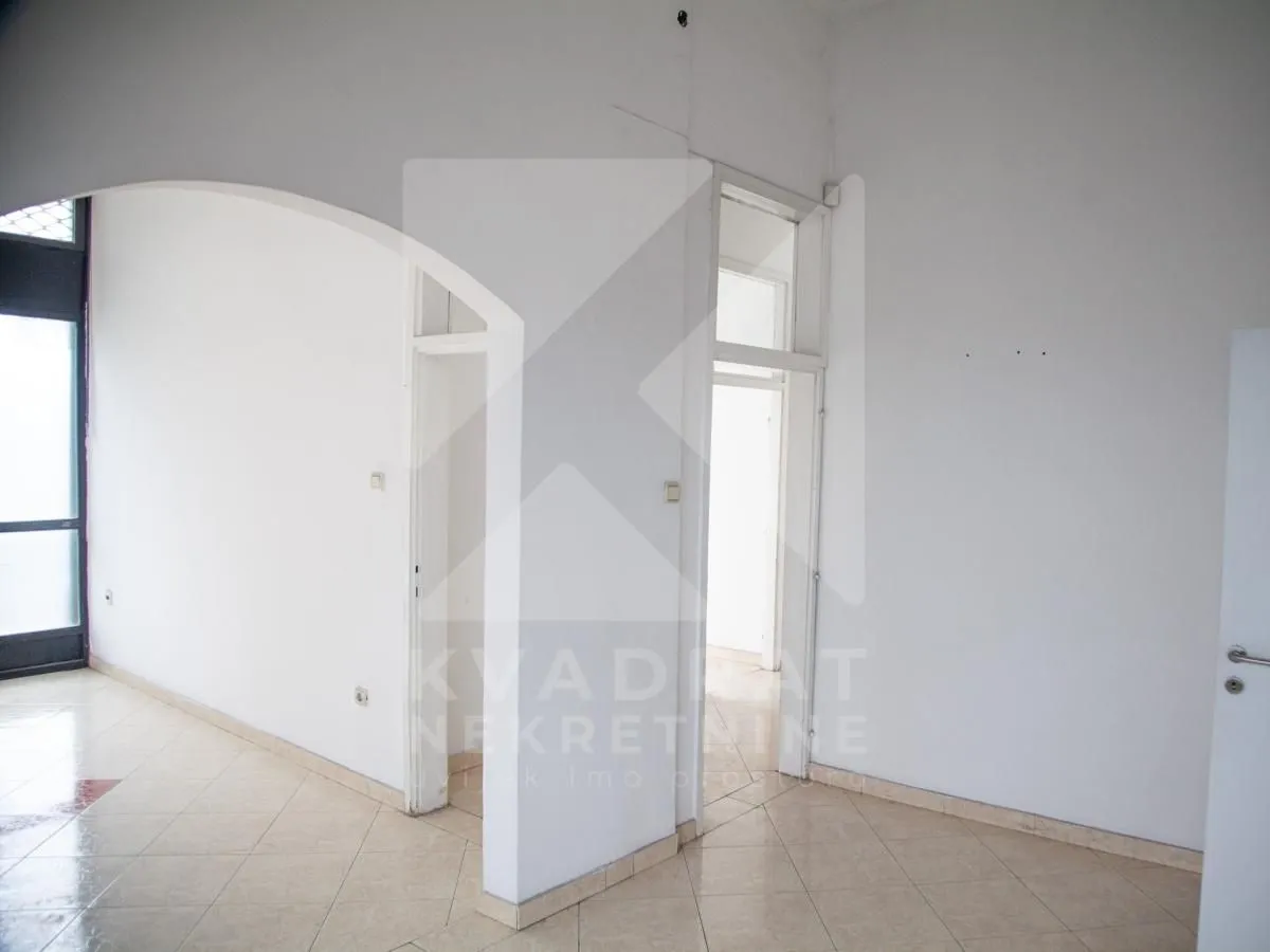 Rent, office space, 122m², Autobuska stanica, Podgorica
