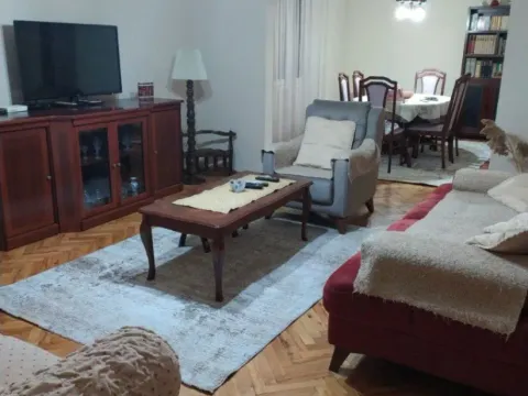 Izdavanje, kuća, 200m², Stari Aerodrom, Podgorica - image 13