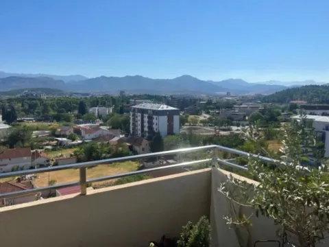 Pogled sa terase na grad i planine u pozadini. - image 11