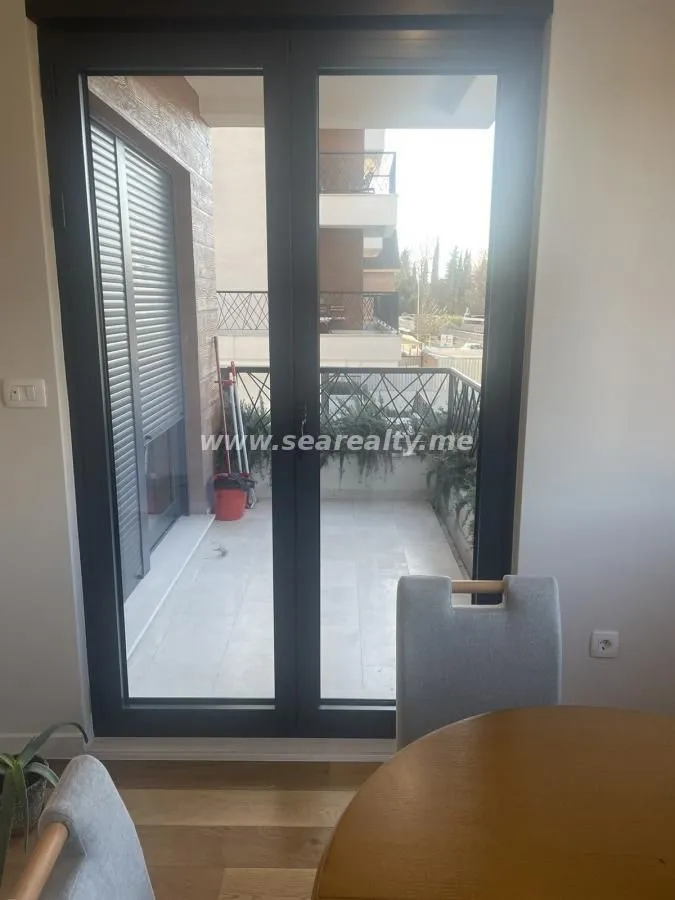Izdavanje, dvosoban stan, 67m², Radanovići, Kotor