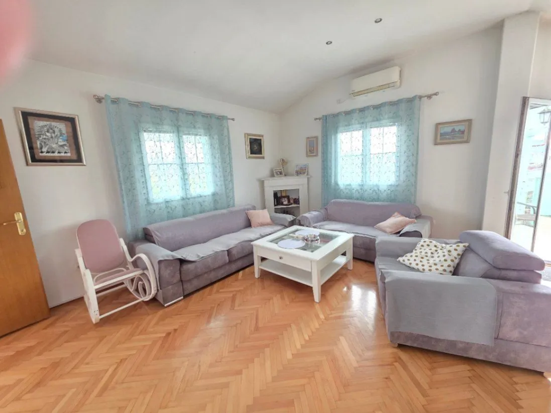 Izdavanje, dvosoban stan, 85m², Momišići, Podgorica