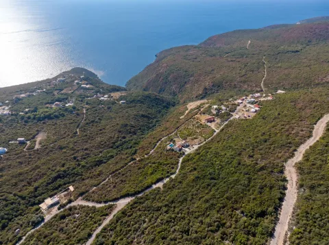 Pogled iz vazduha na priobalno područje sa zelenilom i otvorenim morem. - image 3