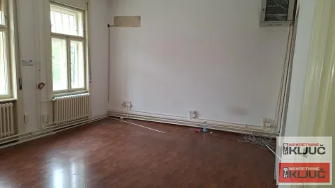 Prazna soba sa drvenim podom i prozorima. - image 2