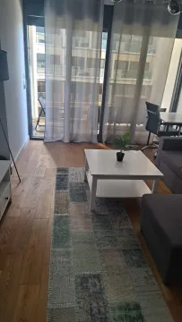 Dnevna soba sa garniturom, stočićem i izlazom na terasu. - image 13
