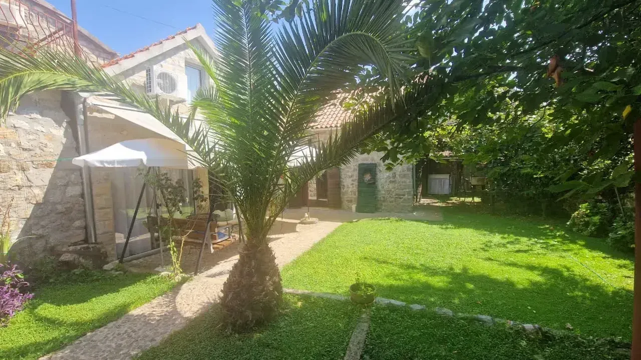 Izdavanje, kuća, 120m², Tivat, Crna Gora