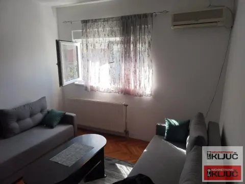 Dnevna soba sa garniturom za sedenje i stočićem. - image 2