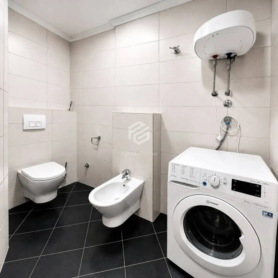 Bathroom equipped with sanitary fixtures and a washing machine.