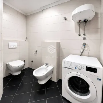 Bathroom equipped with sanitary fixtures and a washing machine. - image 13
