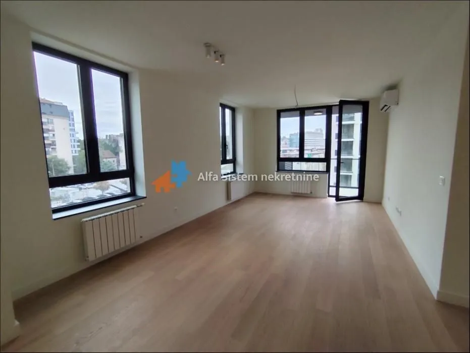 Izdavanje, trosoban stan, 77m², Savski Venac, Beograd