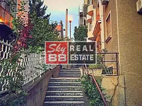 Prodaja, kuća, 280m², Golf Naselje, Beograd - image 1