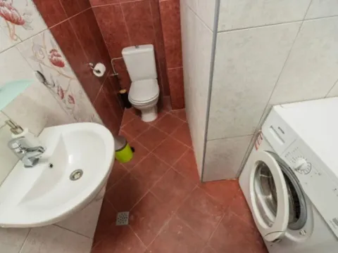 Izdavanje, trosoban stan, 130m², Dobrota, Kotor - image 11