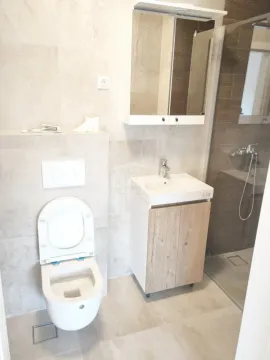 Moderno kupatilo sa tuš kabinom, umivaonikom i ugrađenom šoljom. - image 7