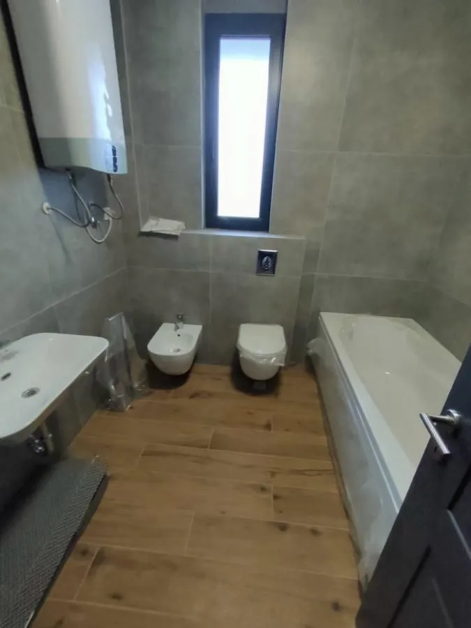 Izdavanje, četvorosoban stan, 200m², Sremska Kamenica, Petrovaradin