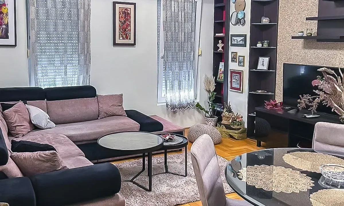 Izdavanje, dvosoban stan, 70m², Blok 9, Podgorica