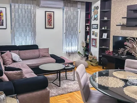 Izdavanje, dvosoban stan, 70m², Blok 9, Podgorica - image 1