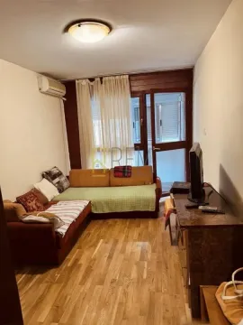 Dnevna soba sa garniturom i izlazom na terasu. - image 5