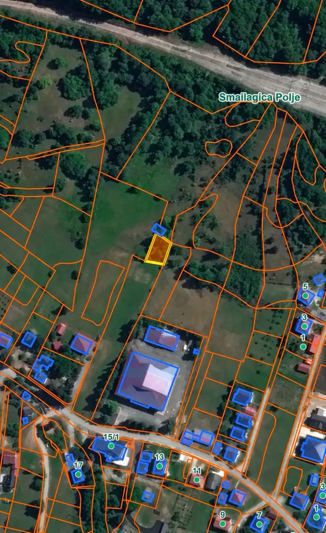 Katastarski plan sa označenom lokacijom parcele iz vazduha.