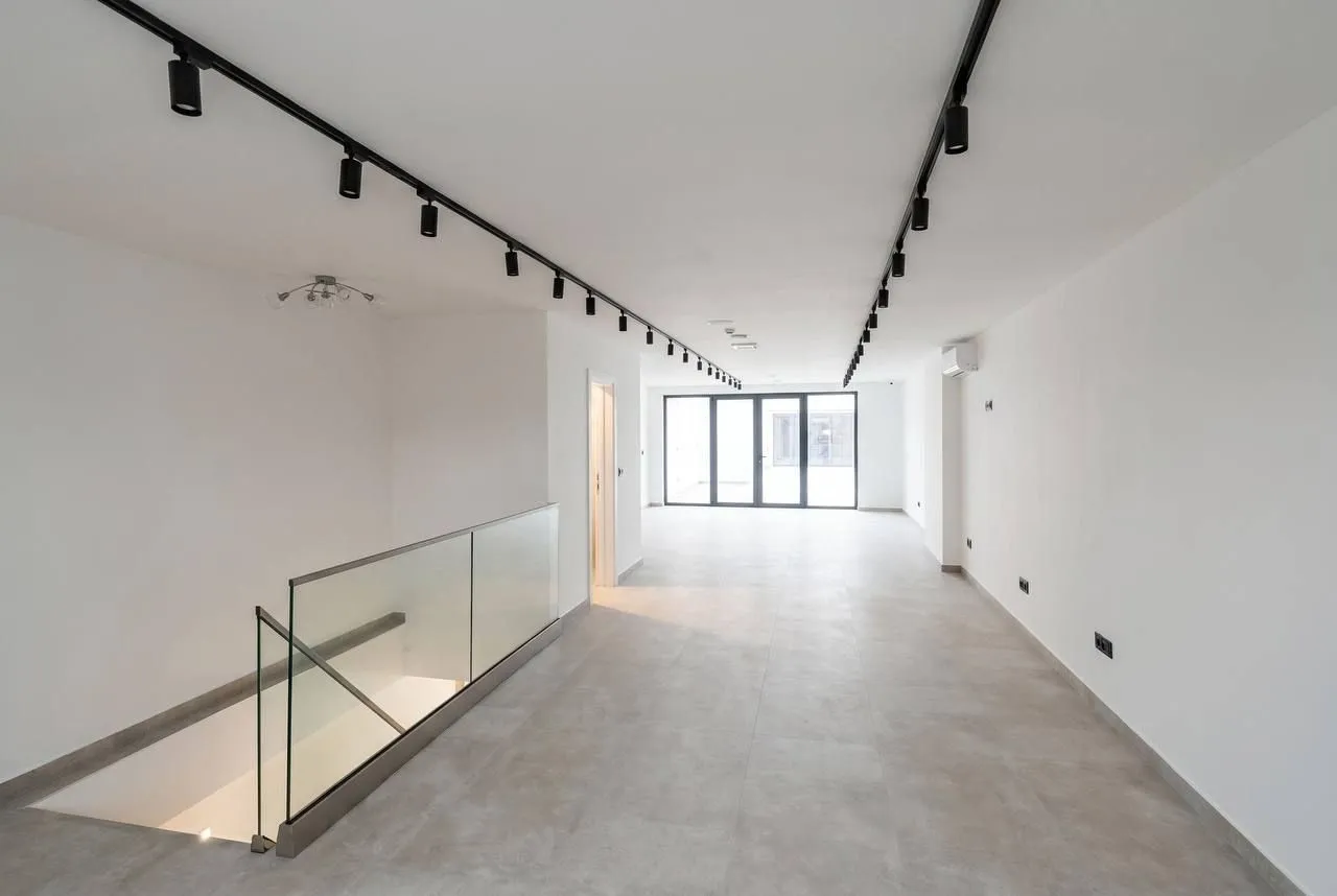 Izdavanje, poslovni prostor, 132m², Centar, Budva