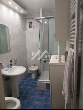 Kupatilo opremljeno umivaonikom, tuš kabinom, WC šoljom i bideom. - image 7