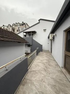 Popločana spoljna terasa sa pogledom na susjedne objekte. - image 6