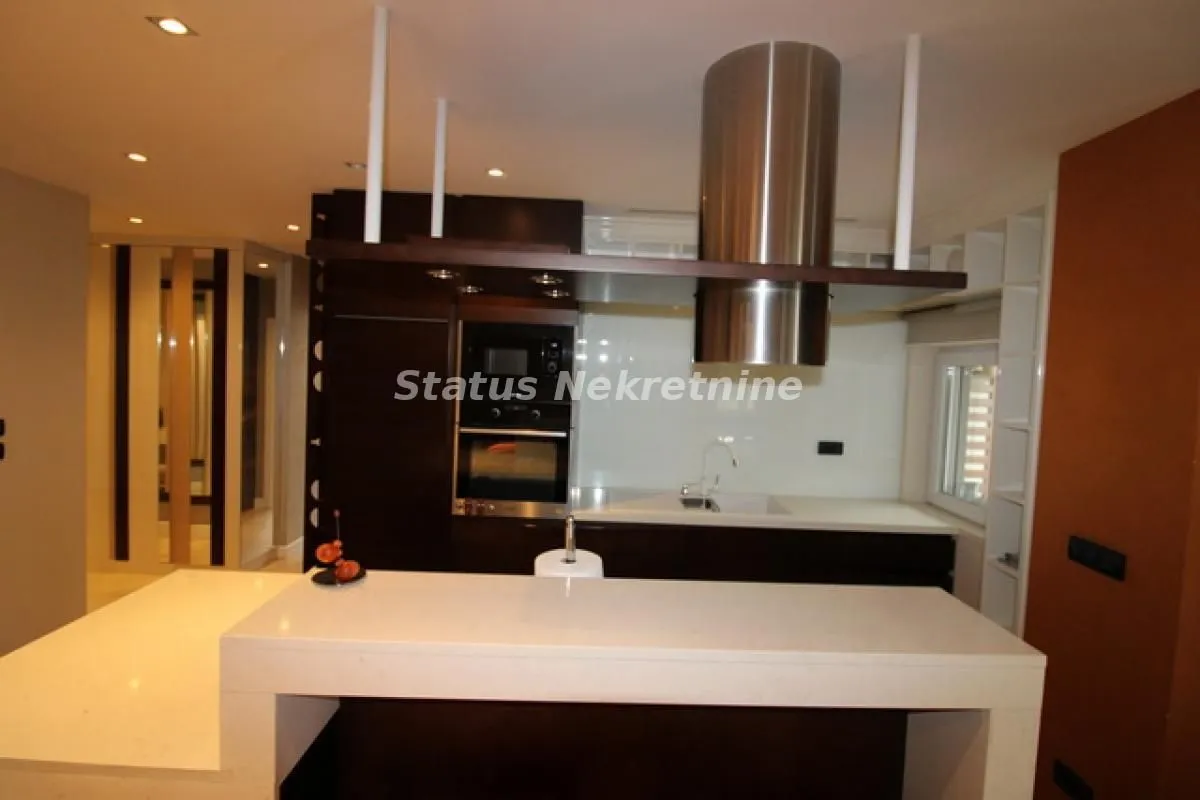 Prodaja, četvorosoban stan, 113m², Centar, Novi Sad
