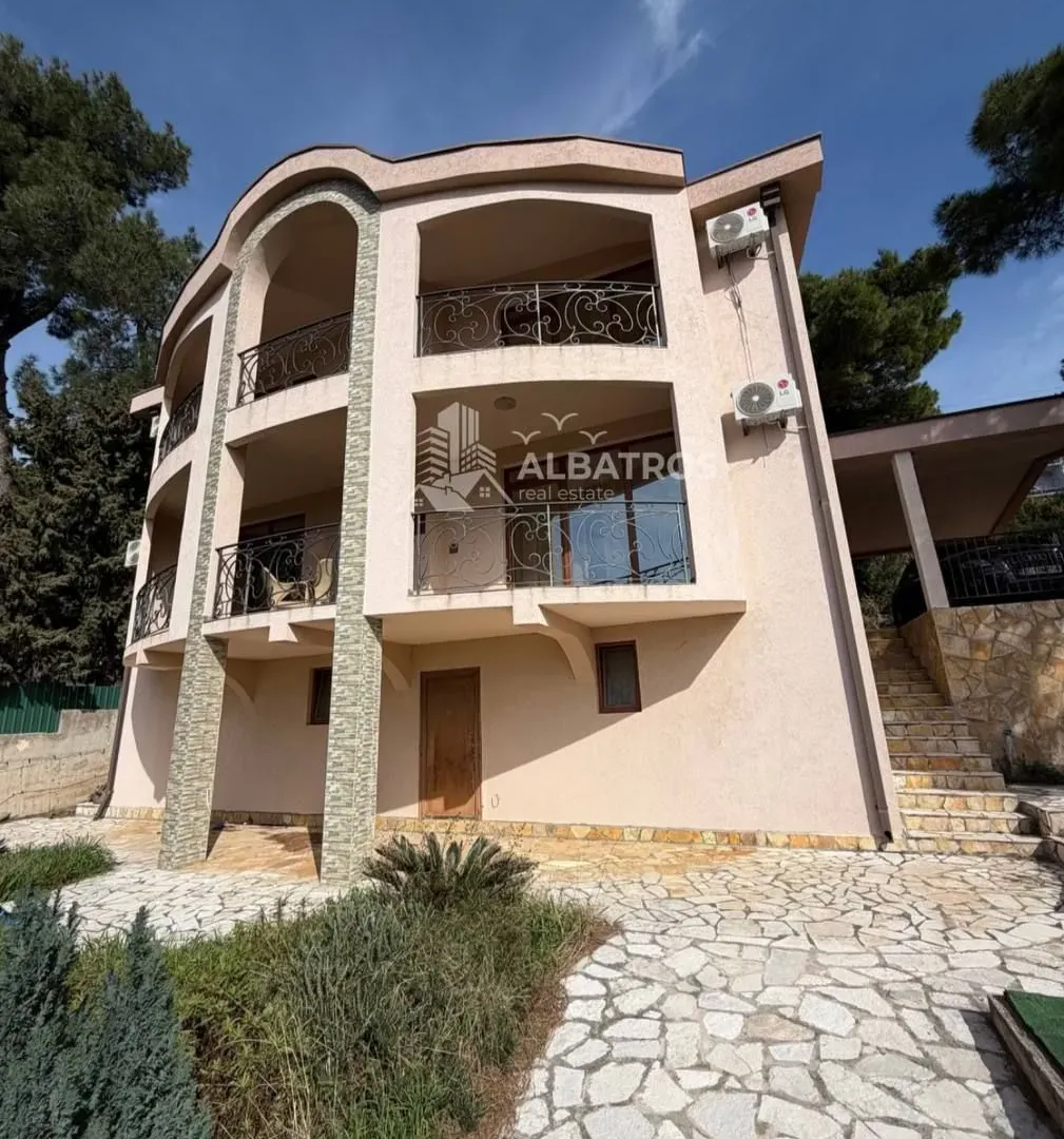 Prodaja, kuća, 240m², Centar, Bar