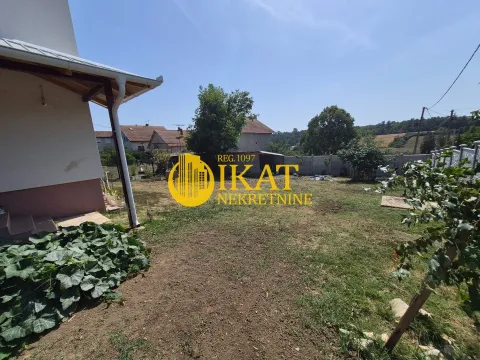 Prostrano dvorište sa travnjakom i pogledom na okolne kuće. - image 3