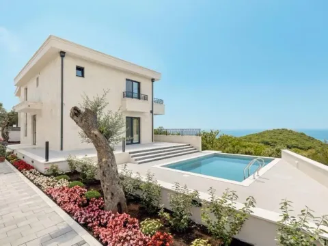 Izdavanje, kuća, 318m², Reževići, Budva - image 1