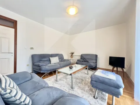 Dnevna soba sa garniturom za sjedenje i televizorom. - image 2